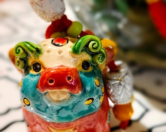 Ornamento in ceramica fatto a mano raffigurante un maiale portafortuna / Decorazione boho in stile cinese