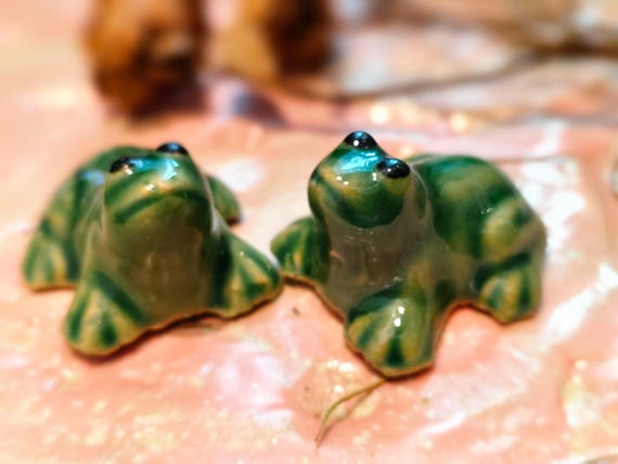 ワンダーデコール　ミディコレクション　SMALL FROG Tiny Ceramic Frog Figurines: Handmade Miniature Animal Set - Etsy