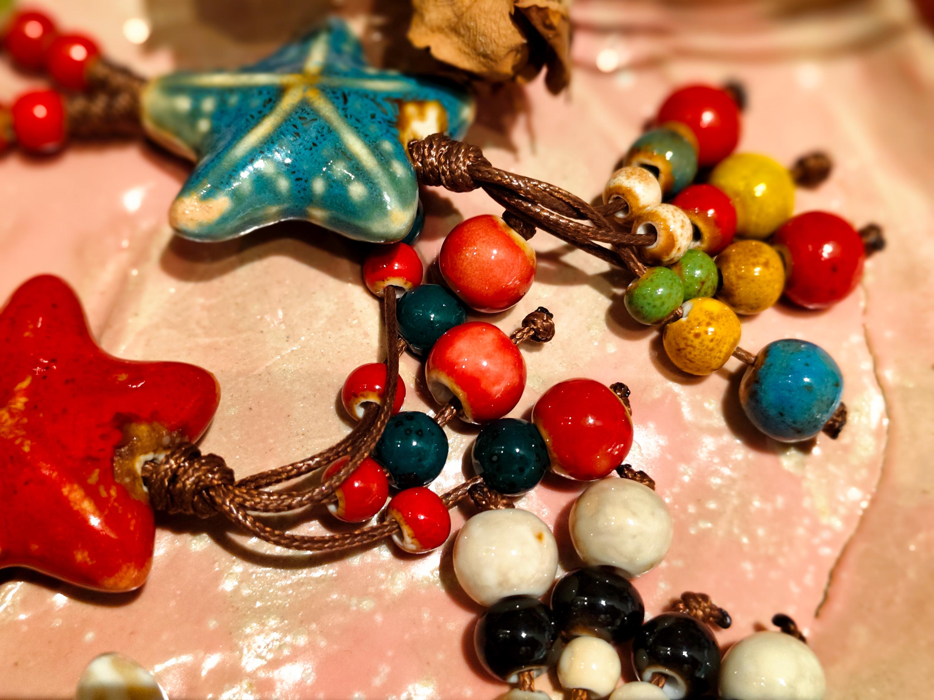 Collana perline in pietra chips e delfino in ceramica | Small Creazioni