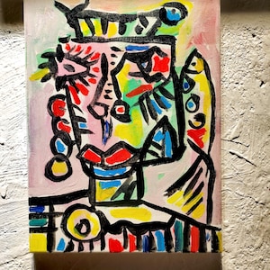 Puede incluir: Pintura abstracta de un rostro con l&iacute;neas negras audaces y colores brillantes, incluyendo amarillo, rojo, azul, verde y rosa.