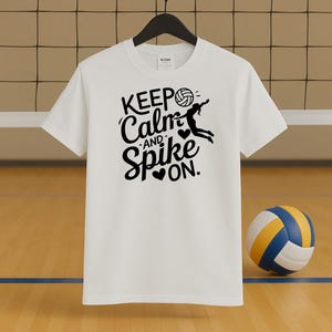 Camiseta de voleibol negra con la frase Keep Calm and Spike. Divertida camiseta de voleibol para jugadores, entrenadores y fanáticos. Regalo de voleibol perfecto.