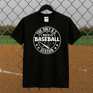 Camiseta divertida de la temporada de béisbol | La única tontería que necesito es una camiseta de béisbol | Camiseta atrevida para fanáticos de los deportes para el día del juego | camiseta de béisbol | papá del béisbol