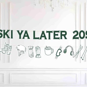 Op de afbeelding: Een groene en witte banner met de tekst "SKI YA LATER 20S" en verschillende wintersportpictogrammen, waaronder skischoenen, een helm, handschoenen, een mok, een skibril, koptelefoon en ski's.