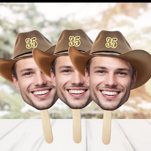 Faccia su bastone Cowboy personalizzato con faccia Compleanno Pensionamento Addio al nubilato faccia su bastone Decorazioni per feste personalizzate foto ritagliata West Wild