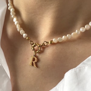 Collar de perlas con colgante de letra personalizada | Collar de oro y plata con perlas de agua dulce hecho a mano | Gargantilla de acero inoxidable resistente al agua para mujer.