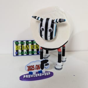 Portarrollos de papel higiénico con forma de oveja del Newcastle United: Dan Burn - Edición Big Nick W, Premiersheep 2025/26 - Divertido regalo de fútbol para él o ella.