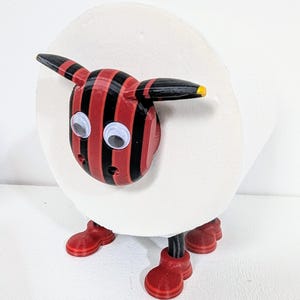 Porta rotolo di carta igienica a forma di pecora dell'AFC Bournemouth, regalo per tifosi di calcio con stivali personalizzati. Divertente regalo calcistico per lui/lei - Accessori per l'arredo del bagno