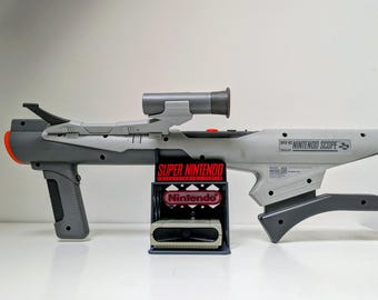Soporte retro para Super Nintendo o Famicom Scope, accesorio, expositor, soporte de pared o de escritorio. Primera edición de coleccionista del mundo, 2 versiones.