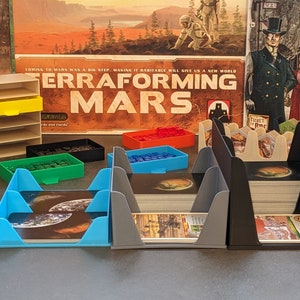 Distributeur universel de jeux de cartes pour jeux de société, cartes de poker standard avec ou sans manchons Support disponible en différentes couleurs et hauteurs.