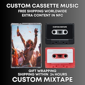 Könnte beinhalten: Ein individuelles Kassettenband mit dem Text "CUSTOM MIXTAPE" auf dem Etikett. Die Kassette befindet sich in einem durchsichtigen Plastikgehäuse mit einem Foto einer Person, die auf einem Musikfestival ein Bier hält. Der Text "FREE SHIPPING WORLDWIDE" und "EXTRA CONTENT IN NFC" ist über der Kassette gedruckt. Der Text "GIFT WRAPPING SHIPPING WITHIN 24 HOURS" ist unter der Kassette gedruckt. Der Text "CUSTOM MIXTAPE" ist in großen Buchstaben am unteren Rand des Bildes gedruckt.