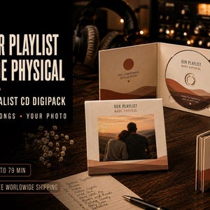 Może przedstawiać: Spersonalizowany digipack CD z grafiką krajobrazu w kolorach beżowym i brązowym oraz ikoną słońca. Otwarte etui zawiera płytę z napisem "OUR PLAYLIST MADE PHYSICAL" oraz "THE SOUNDTRACK OF OUR STORY". Zamknięte etui prezentuje zdjęcie dwojga ludzi.