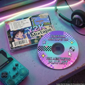 Könnte beinhalten: Eine individuelle Y2K-Mixtape-CD mit einem Design in Lila, Rosa und Blau. Die CD trägt den Text "CUSTOM MIXTAPE CD" und "Y2K AESTHETIC PLAYLIST". Eine transparente CD-Hülle mit dem Etikett "Y2K Mixtape" ist ebenfalls vorhanden.