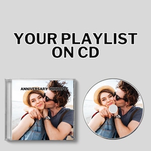 Pode incluir: Uma caixa e um disco de CD com uma foto de um casal se beijando. A caixa do CD tem o texto "ANNIVERSARY MIXTAPE". O disco tem a mesma imagem. O texto "YOUR PLAYLIST ON CD" está acima do CD.
