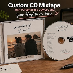 Op de afbeelding: Aangepaste CD-mixtape met een gepersonaliseerde jewel case. De CD-case heeft een foto van een stel en de tekst "soundtrack of us". De CD zelf heeft een lijst met nummers en de tekst "a playlist for you."