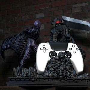 Peut inclure: Une manette blanche PlayStation 5 repose sur une sculpture détaillée représentant deux personnages en armure sombre et un tas de crânes. Les personnages sont placés devant un mur de briques.