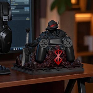 Può includere: Supporto nero per controller con una figura di guerriero con spada, controller ed emblema rosso. Il supporto è su una base scura con un design strutturato dettagliato. La figura indossa un elmo con occhi rossi luminosi.