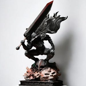 Puede incluir: Una figura detallada de un personaje de la serie de anime Berserk. El personaje es negro y rojo, sosteniendo una gran espada y de pie sobre una base hecha de cr&aacute;neos.