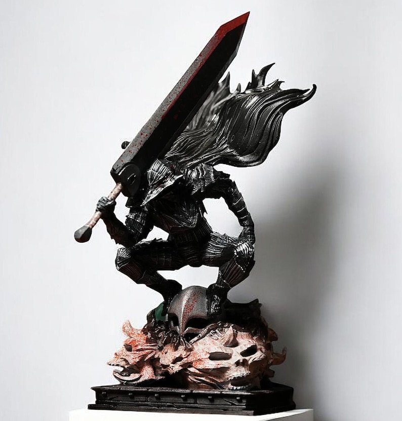 Puede incluir: Una figura detallada de un personaje de la serie de anime Berserk. El personaje es negro y rojo, sosteniendo una gran espada y de pie sobre una base hecha de cr&aacute;neos.