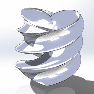 Può includere: Un modello 3D di un oggetto a forma di spirale di colore argento. L'oggetto è composto da diverse sezioni curve sovrapposte che creano una forma tridimensionale a spirale.