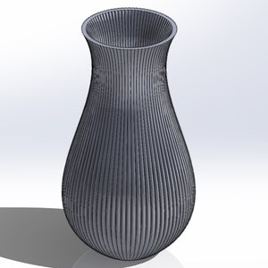 Può includere: Un vaso grigio con dettagli a coste verticali. Il vaso ha un'ampia apertura svasata e una base arrotondata. Il design è simmetrico e si staglia su uno sfondo bianco.