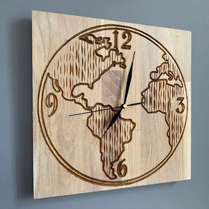 Horloge, carte en bois, décoration murale, décoration murale faite à la main, gravée rustique en bois de chêne, naturel moderne, ferme, artistique unique, solide, grande carte silencieuse