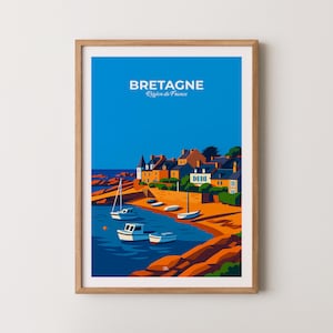 Peut inclure: Une affiche encadrée représentant une scène côtière en Bretagne, France. L'œuvre d'art représente un port avec des bateaux, des bâtiments et le texte "BRETAGNE Région de France" sur fond de ciel bleu. La palette de couleurs comprend des nuances de bleu, d'orange et de marron.