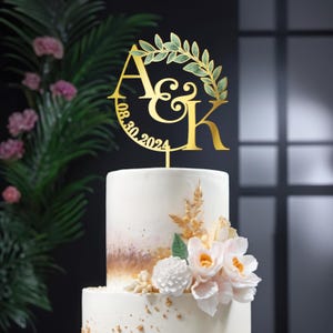 Aangepaste bruidstaarttopper: initialen, datum, groene bladeren, bloemenoptie