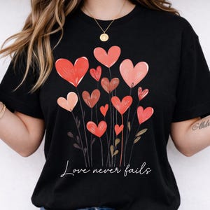 Könnte beinhalten: Set aus drei Keramikbechern mit gesprenkelter, matter Oberfläche. Die Becher sind in Creme-, Hellgrau- und Dunkelgrautönen gehalten. Jede Tasse hat ein schlichtes, minimalistisches Design.