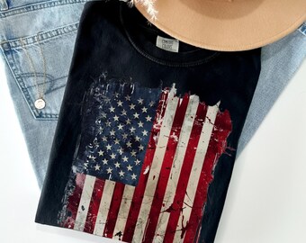Beunruhigtes T-Shirt mit der amerikanischen Flagge: Demonstrant für soziale Gerechtigkeit
