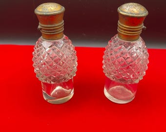 Par de frascos de perfume antiguos de principios del siglo XX - Cristal tallado con efecto diamante - Tapones de latón con bisagra - Juego de tocador vintage
