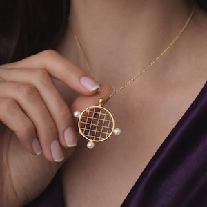 Collar con colgante de oro de 18 quilates y perlas, collar ajustable con perlas geométricas, collar minimalista con rejilla dorada, joyería con perlas delicadas.