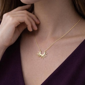 Collar con colgante de oro Sunburst, collar ajustable de oro de 18 quilates, collar minimalista con dije de oro, collar llamativo de sol, regalo de joyería para todos los días.