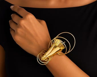 ミニマリストゴールドラップブレスレット、オープン調節可能なハンドカフ、モダンな彫刻的なカフ、芸術的なステートメントジュエリー、重ね付けジュエリー、彼女へのギフト