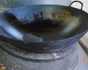 Hand-heated iron skillet,thickened old-fashioned iron skillet