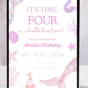 Könnte beinhalten: Eine digitale Geburtstagseinladungskarte mit rosa und lila Aquarellillustrationen von Meerjungfrauenschwänzen, Muscheln, Seesternen und Korallen. Der Text lautet: IT'S TIME FOUR a shellabration! PLEASE JOIN US FOR Amella's Birthday 10 MAY 2024 AT 4:00PM 123, ANYWHERE ST., ANY CITY.