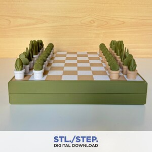 Puede incluir: Un tablero de ajedrez de madera verde con una superficie de juego a cuadros marrón y blanco. Las piezas de ajedrez son pequeñas plantas en maceta con hojas verdes.