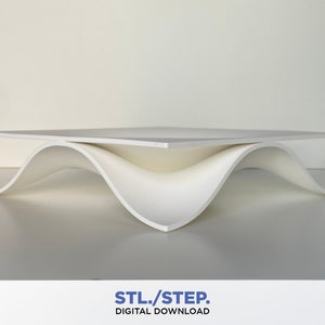 Könnte beinhalten: Weißer, wellenförmiger 3D-gedruckter Tisch mit einer flachen Tischplatte. Der Tisch besteht aus zwei Teilen, die miteinander verbunden sind. Der Tisch ist etwa 30 cm breit und 45 cm lang.