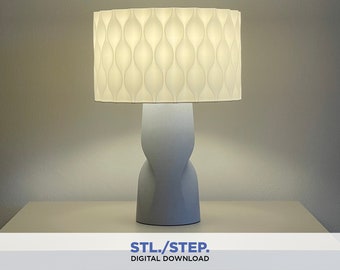 Może przedstawiać: Biała lampa stołowa z białym, teksturowanym kloszem. Klosz ma falisty wzór. Podstawa lampy ma prosty, biały kształt klepsydry. Lampa stoi na białym stole. STL/STEP. POBIERANIE CYFROWE.