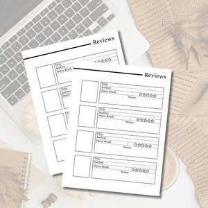 以下が含まれることがあります： 「Reviews」の文字が上部に書かれた2枚の白い紙。各シートには、タイトル、著者、読書日、メモのスペースがあり、星評価セクションがあります。ラップトップのキーボードと居心地の良いベージュのセーターが背景にあります。