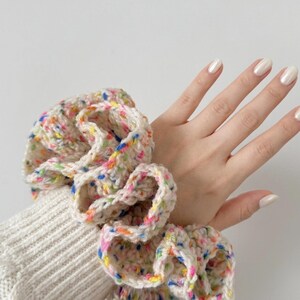 巨大な紙吹雪模様のクロシェ編みシュシュ、太めのウールヘアゴム、虹色の斑点模様のアクセサリー、希少品、フィンランドのヴィンテージ、女性へのギフト