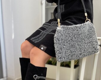 Sac à bandoulière fait main, gris et noir avec détails dorés, boucle en laine et coton