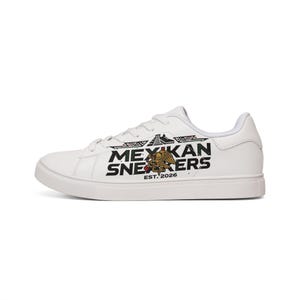 Puede incluir: Una zapatilla baja blanca con un diseño gráfico negro en el lateral con el texto MEXIKAN SNEAKERS EST. 2026. El diseño incluye un emblema de águila estilizado y un icono de pirámide geométrica sobre las letras negras en la parte superior blanca.
