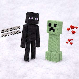 Könnte beinhalten: Gehäkelte Figuren eines schwarzen Endermans und eines grünen Creepers mit roten Herzakzenten vor einem schneebedeckten Hintergrund. Der Enderman hat lila Augen, der Creeper ein schwarzes Gesicht. Der Text "CROCHET PATTERN" ist links unten.