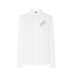 Peut inclure: Une chemise blanche à manches longues avec un col classique et une patte de boutonnage centrale. Sur la poitrine gauche, un logo bleu brodé représente une aiguille et un fil stylisés formant une boucle.