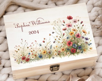 Puede incluir: Caja de madera con tapa con bisagras, con un diseño floral con flores rojas, rosas, amarillas y azules. La caja está personalizada con el nombre "Sophia Williams" y el año "2024" en escritura burdeos. Tiene un cierre metálico.