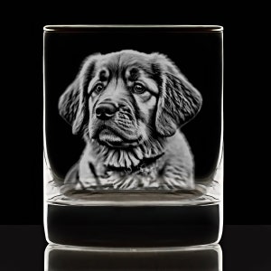 Puede incluir: Una imagen grabada en blanco y negro de la cabeza de un perro en un vaso de vidrio transparente.