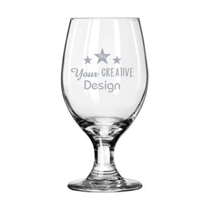 Puede incluir: Una copa de cerveza transparente, con pie, cuenco ancho y base redondeada. La copa presenta el texto "Your CREATIVE Design" en una fuente estilizada, junto con un gráfico de estrella. La copa está diseñada para bebidas.