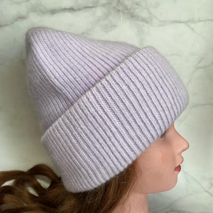 Gebreide konijnenwollen beanie: lichtpaarse wintermuts