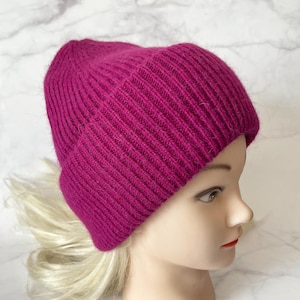 Gebreide konijnenwollen beanie: paarsrode wintermuts