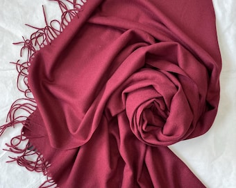 Dunkelroter Wollschal, großer Schal, warmes Tuch, weicher Pashmina, Accessoires